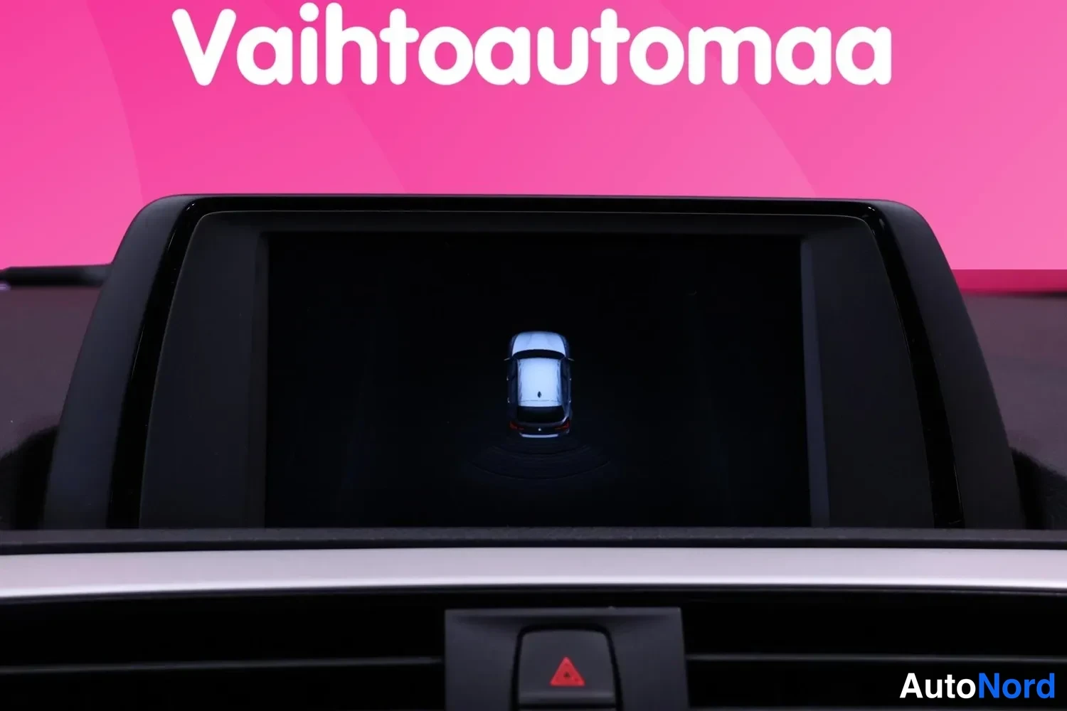 Muu: Auton kojelaudan näyttö mustalla ruudulla, jossa näkyy auton yläkuvan animaatio.
