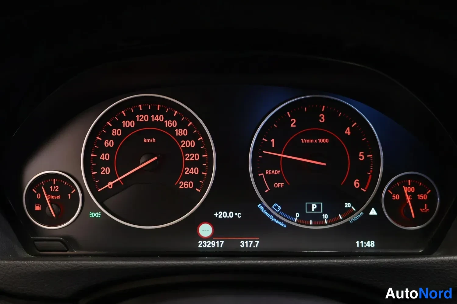 Muu: BMW:n mittaristo: nopeusmittari 0-260 km/h, kierroslukumittari, polttoainemittari ja lämpömittari, lukema 232917.
