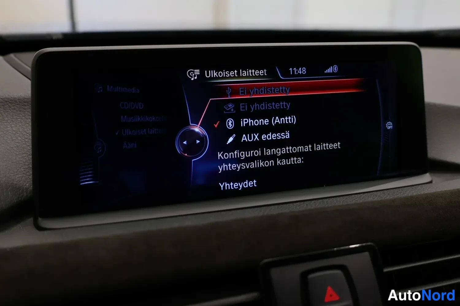 Muu: BMW:n materiaalinäyttö, jossa Ulkoiset laitteet -valikko ja liitetyt laitteet.
