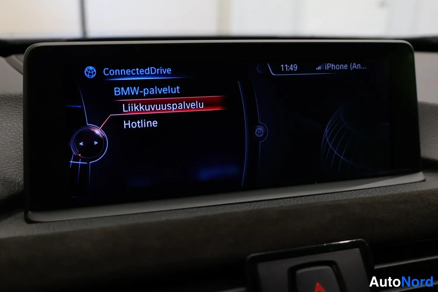 Muu: Kojelaudan infotainment-näyttö, jossa ConnectedDrive-valikko BMW-palvelut- ja Liikkuvuuspalvelu-valinnat.