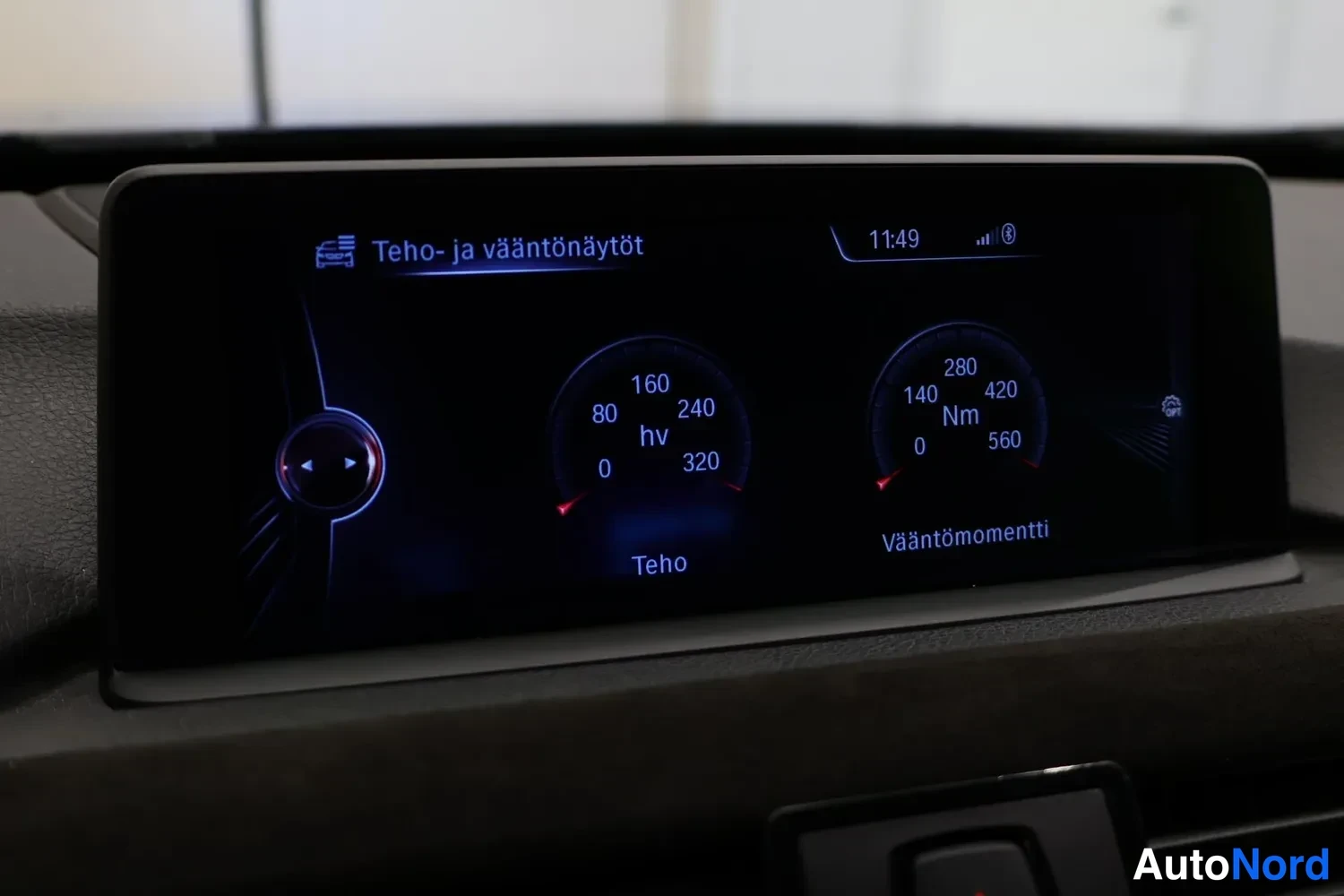 Muu: Kohtakuva auton kojelaudan digitaalisesta näytöstä, jossa on teho- ja vääntömittarit: tehoasteikko 0–320 hv ja vääntömomenttiasteikko 0–560 Nm, kuvatekstit Teho