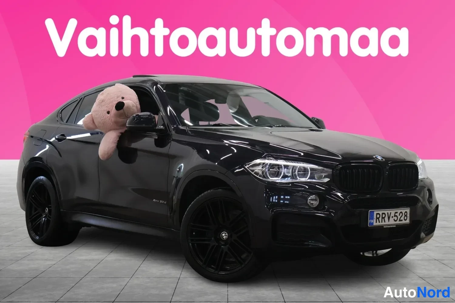 Etuviisto, nokka oikealle: BMW X6 M etuviistossa oikealta, musta