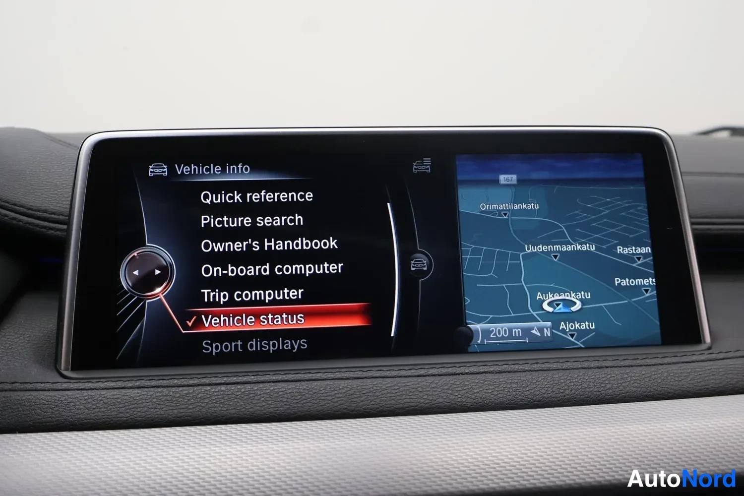 Muu: Kojelaudan infotainment-näyttö valikolla Vehicle info ja karttaesitys valinnalla Vehicle status.