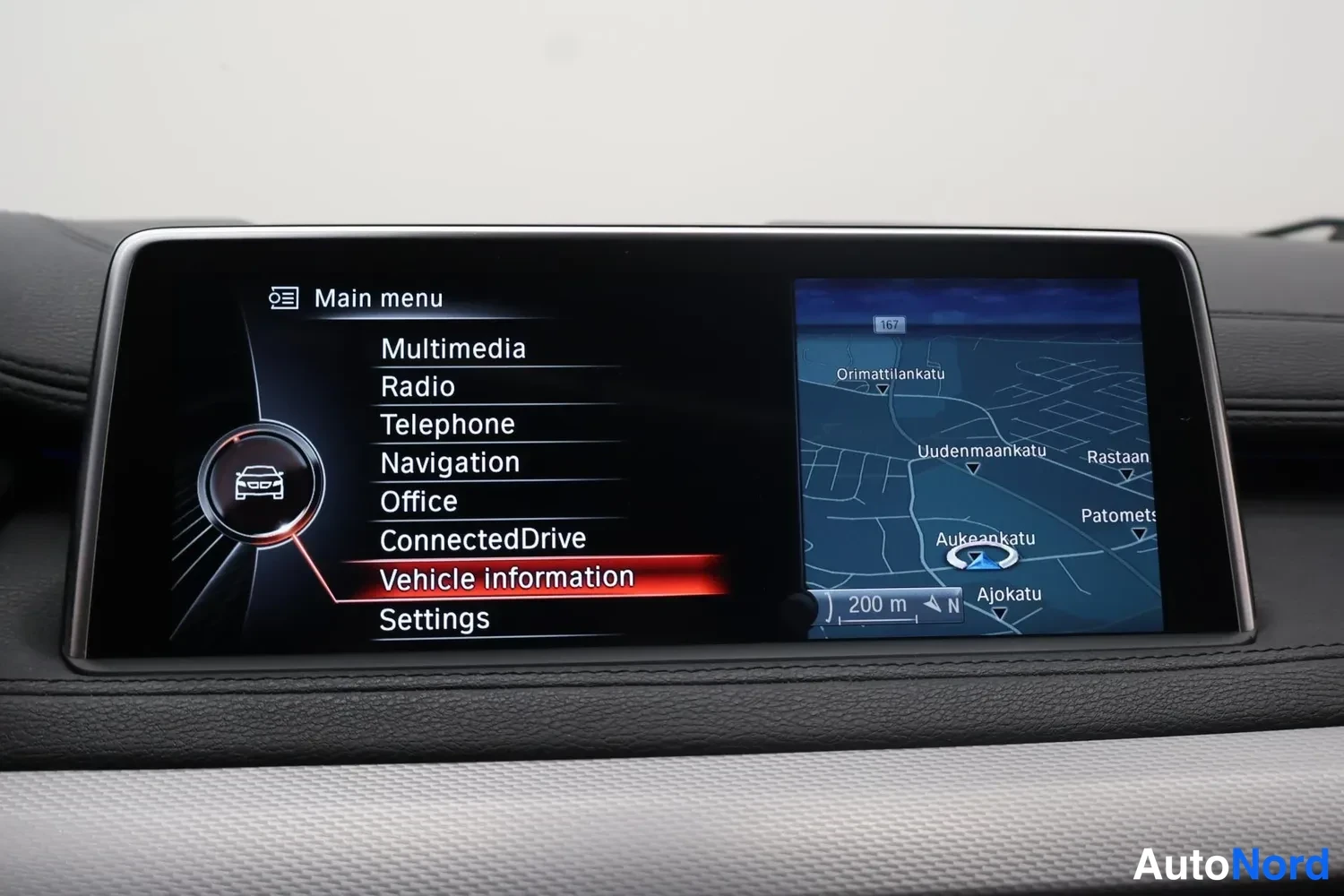 Muu: Kojelaudan näyttö päävalikossa Main menu, korostettuna Vehicle information, vieressä kartta.