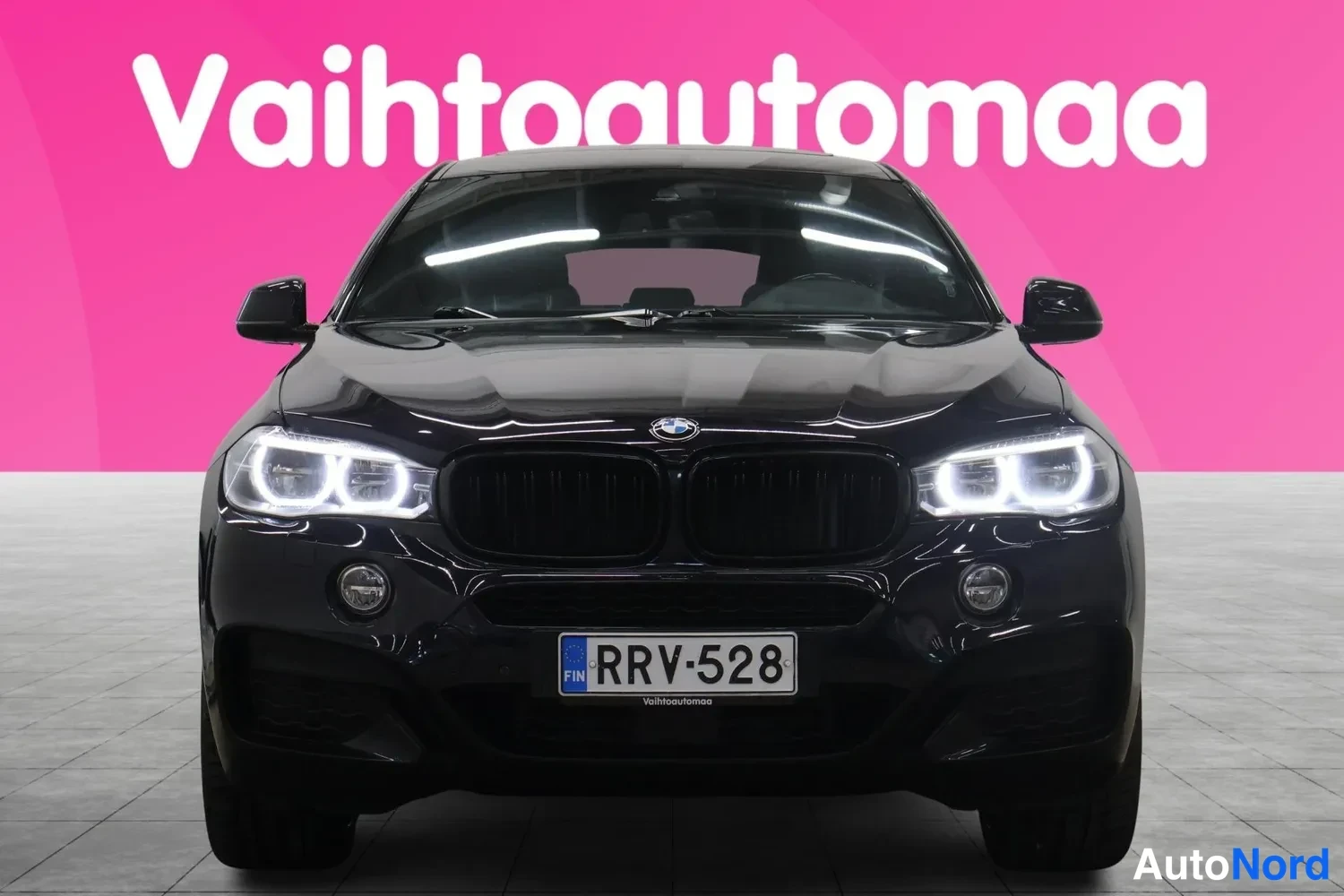 Edestä: BMW X6 M edestäpäin, musta