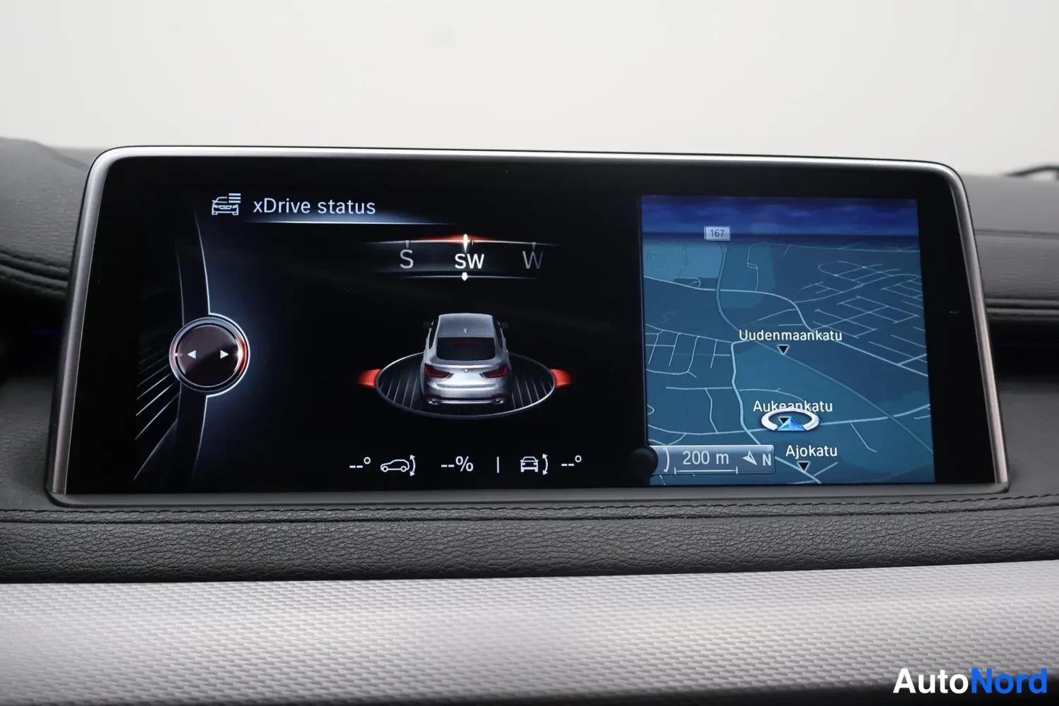 Muu: Kojelaudan näyttö, jossa xDrive-statusruutu autokuvalle ja navigointikartta.