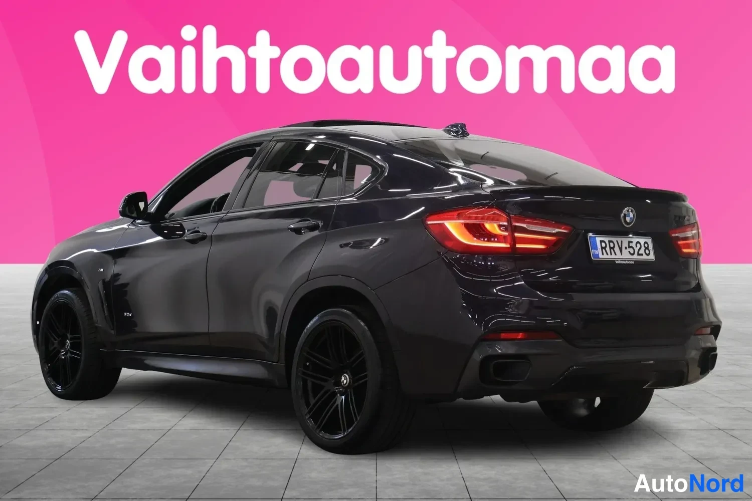 Takaviisto: BMW:n takaosa kulmasta, LED-takavalot ja rekisteritunnus näkyvissä.