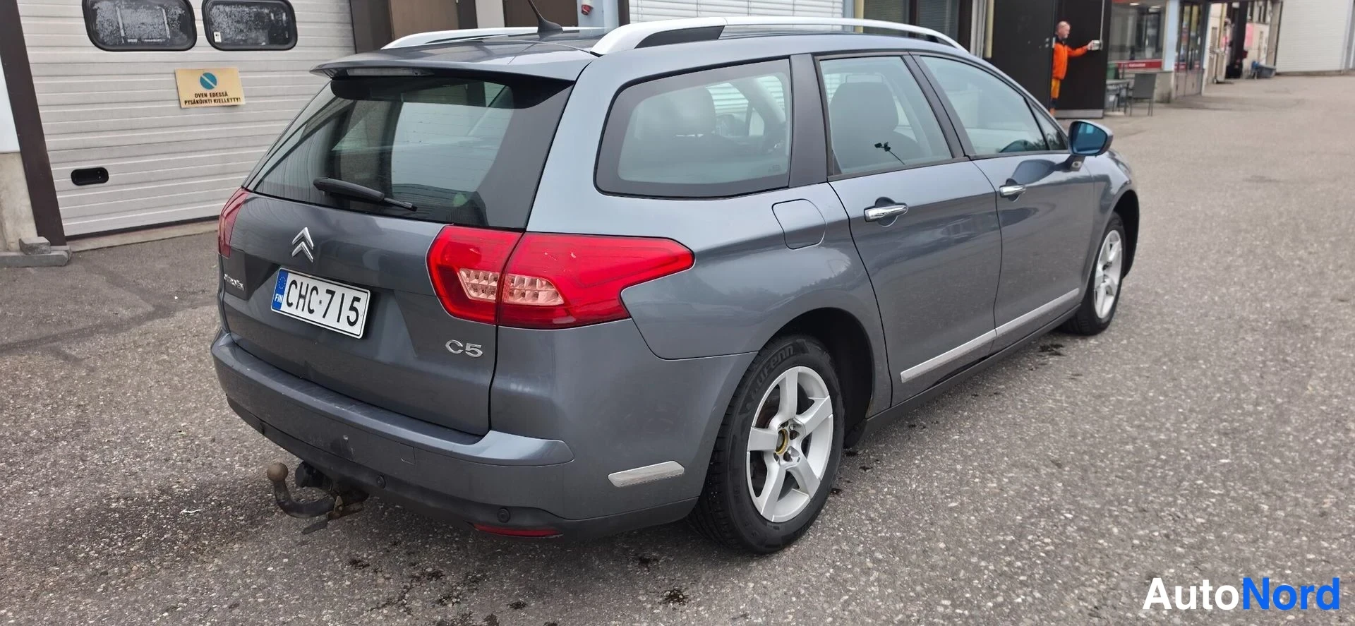 Takaviisto: Citroën C5 -farmari takaviistosta oikealta, takaosa ja kylki näkyvät, C5-merkintä ja vetokoukku.