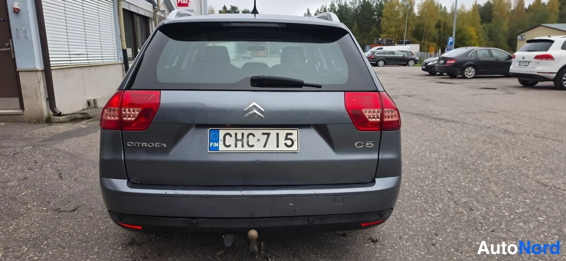 Takaa: Auton takanäkymä: harmaan farmariauton perä, rekisteritunnus ja C5-merkintä.