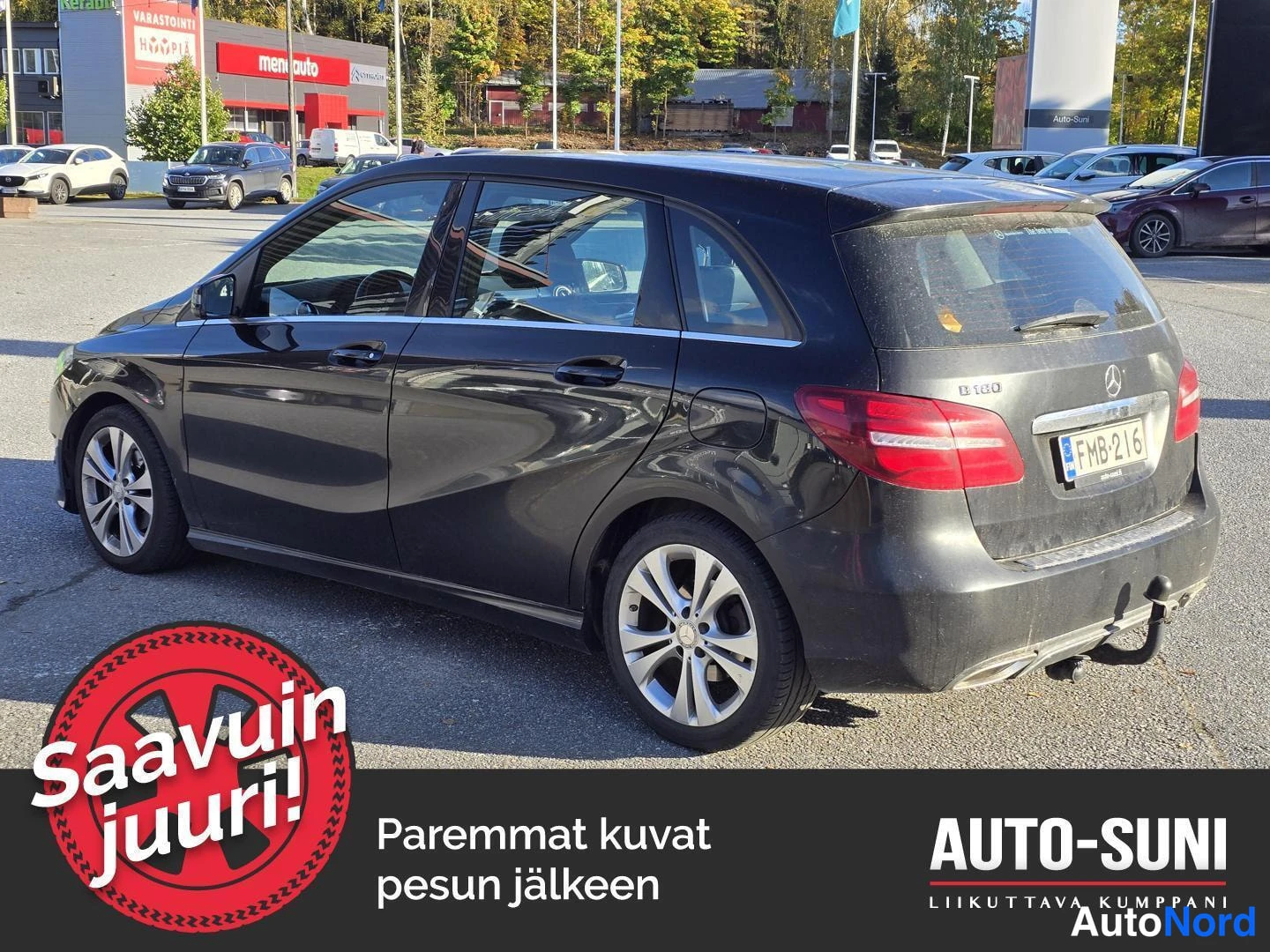 Takaviisto: Mustan Mercedes-Benz B:n takaristikkokuva vasemmalta; rekisterikilpi ja B 180 -merkintä takaluukussa näkyvät.
