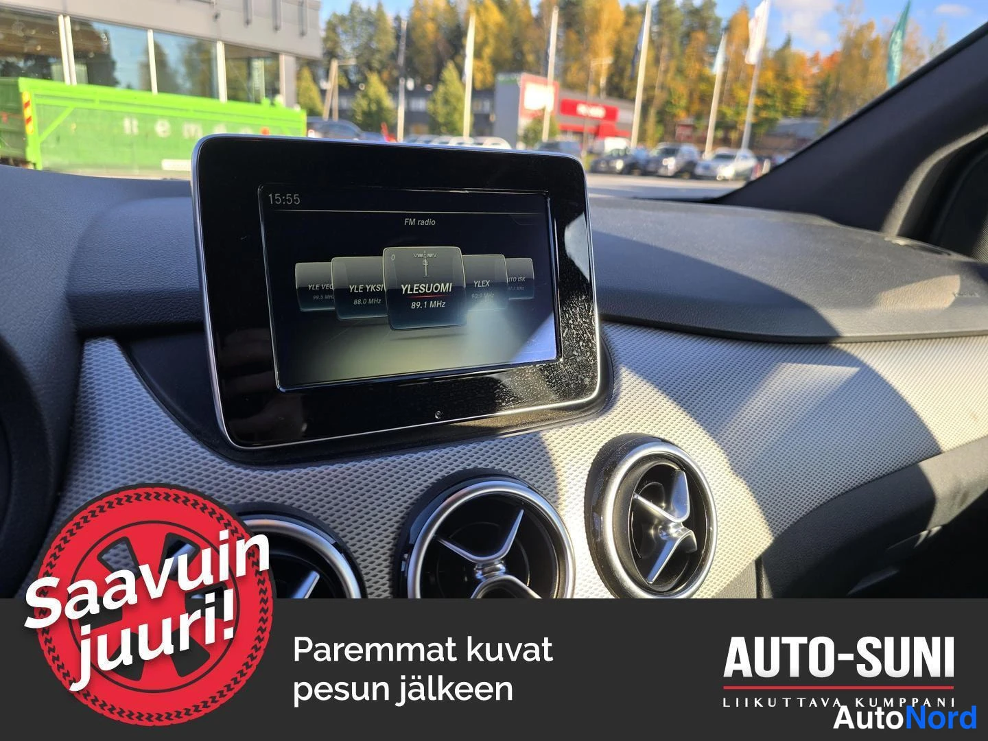 Muu: Kojelaudan näyttö jatkuva FM-radio: YLE Yksi 88.6 MHz, YLE Suomi 89.1 MHz ja YLE X näkyvät valikkonäytöllä.