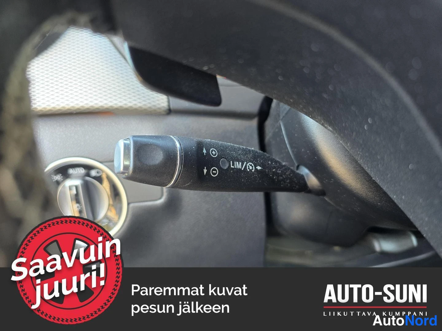 Muu: Lähikuva ohjauspyörän takaa: tempomatvipu, jossa merkintä LIM ja rajoitinsymbolit, sekä valokytkin AUTO-asennolla.
