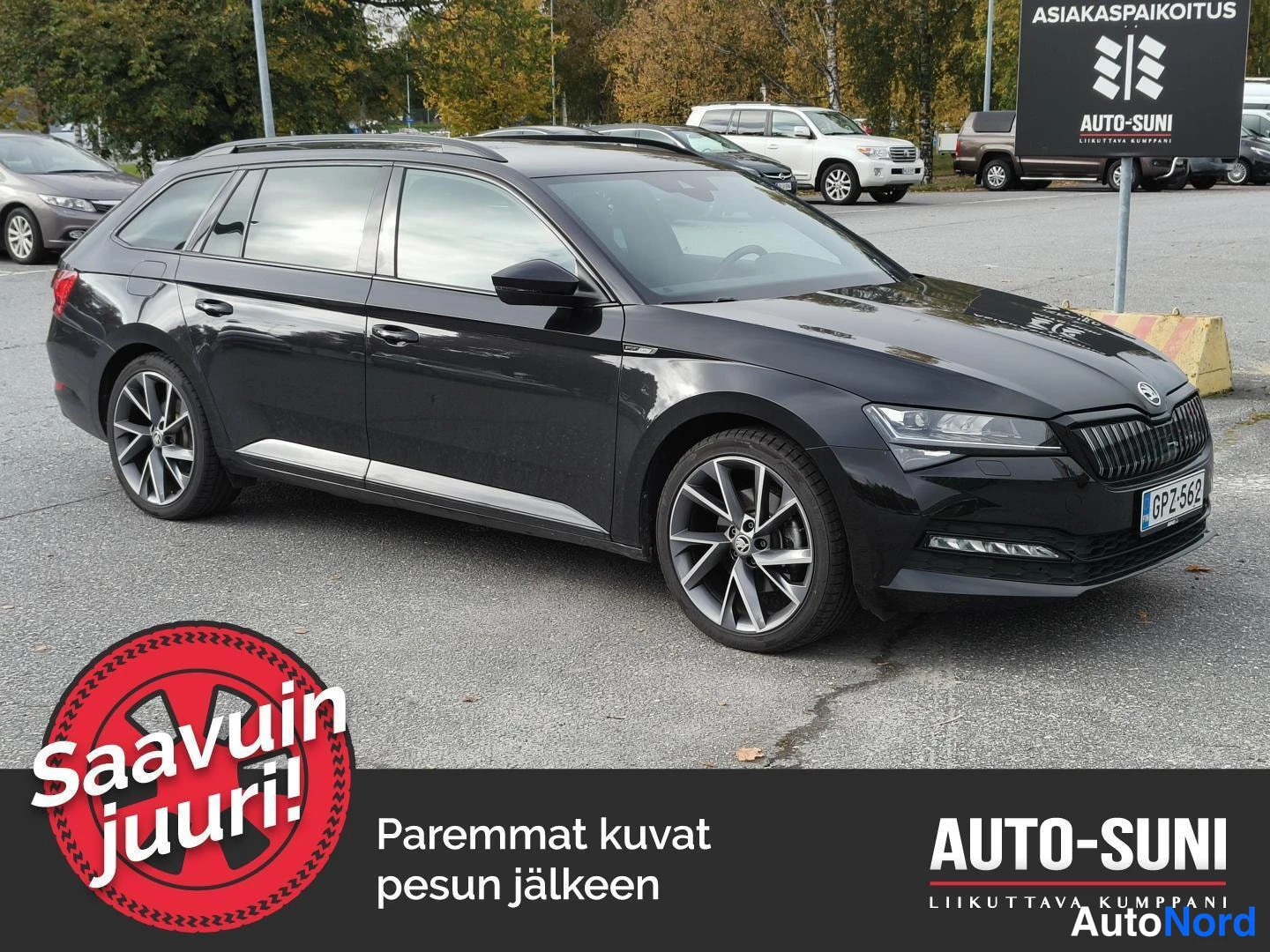 Etuviisto, nokka oikealle: Musta farmarauto kolmesta neljäsosakulmasta etuosaa oikealta nähtynä.