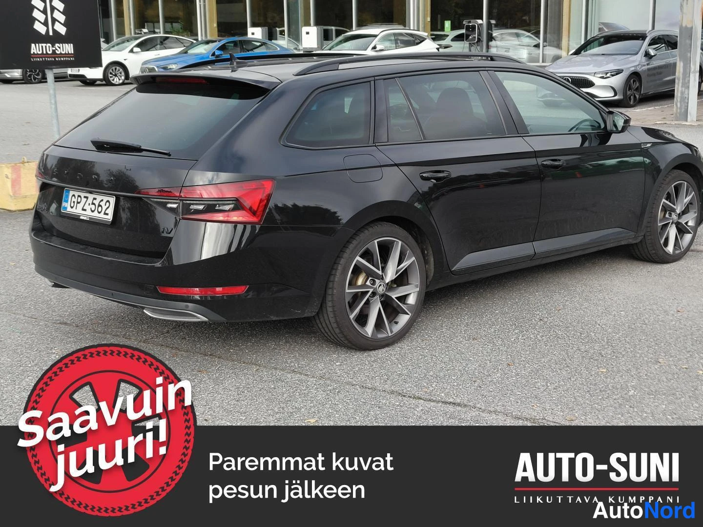 Takaviisto: Mustan farmariauton takakolmasosa vasemmalta taakse nähtynä.