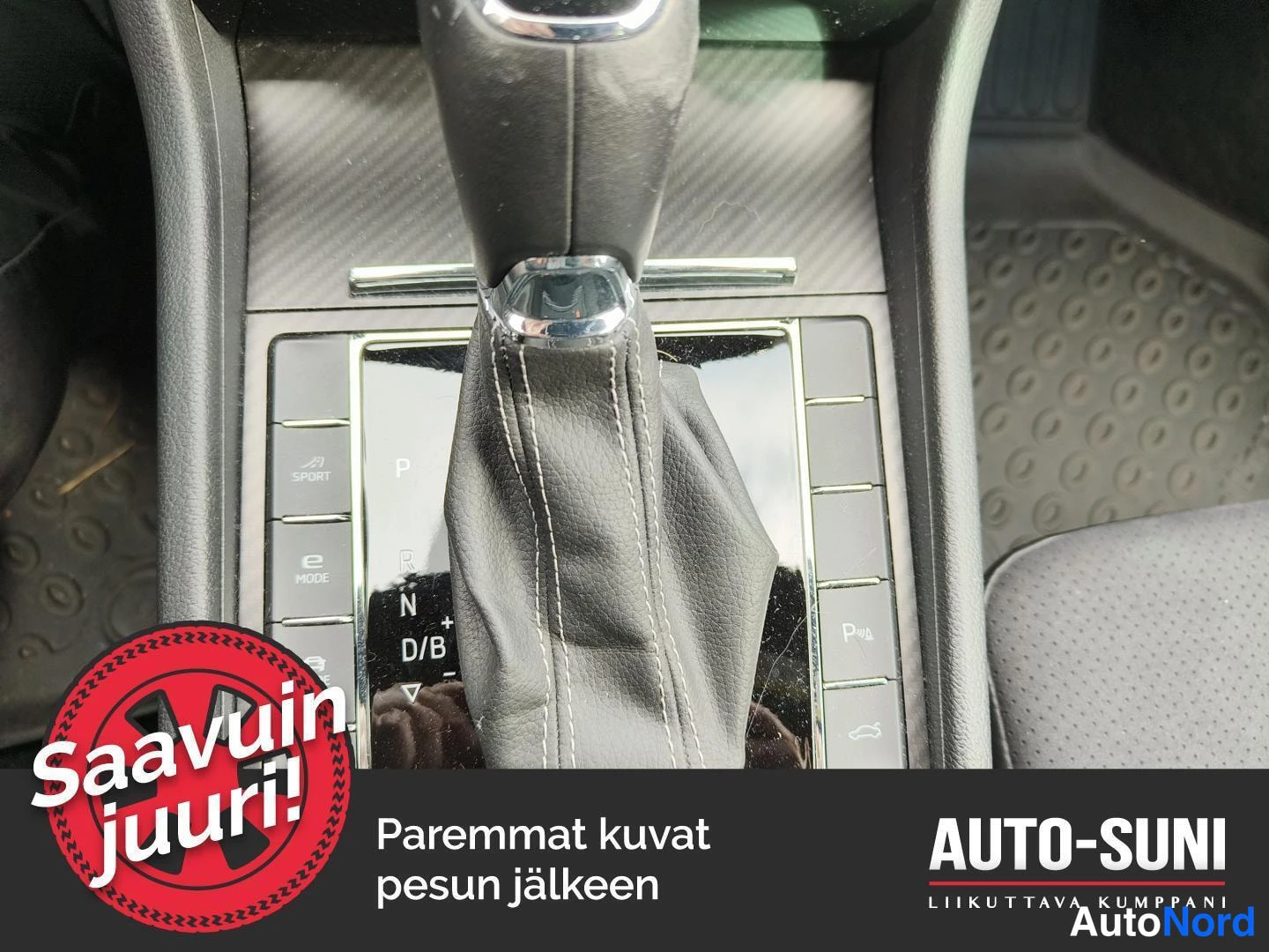 Muu: Sisäkuva keskikonsolista: automaattivaihteen valitsin merkinnöillä P, R, N ja D/B, vasemmalla SPORT- ja ajotilapainike, oikealla sähköinen parkkirumpupainike ja