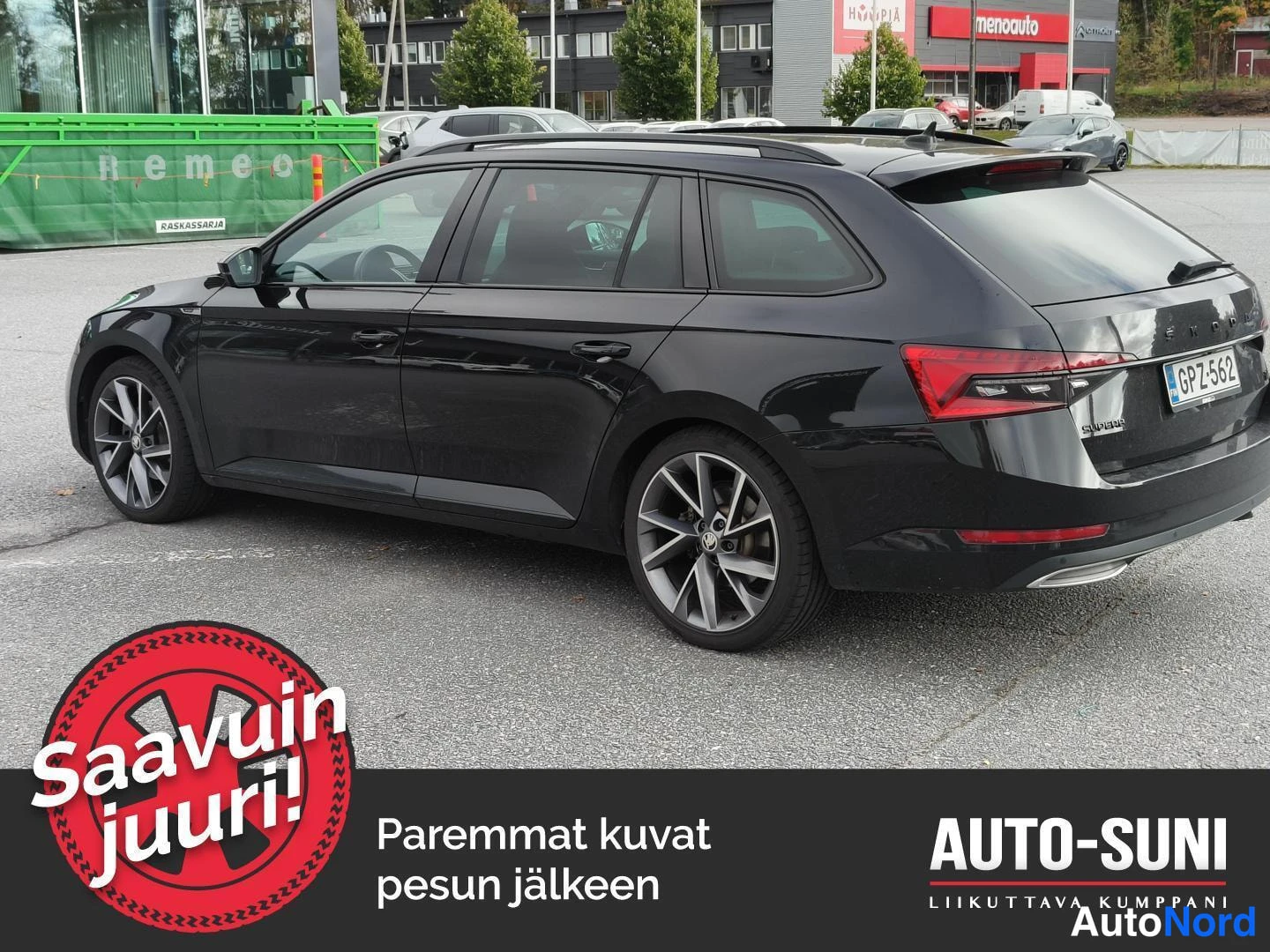 Takaviisto: Mustan farmariauton takakolmasosa oikealta nähtynä.