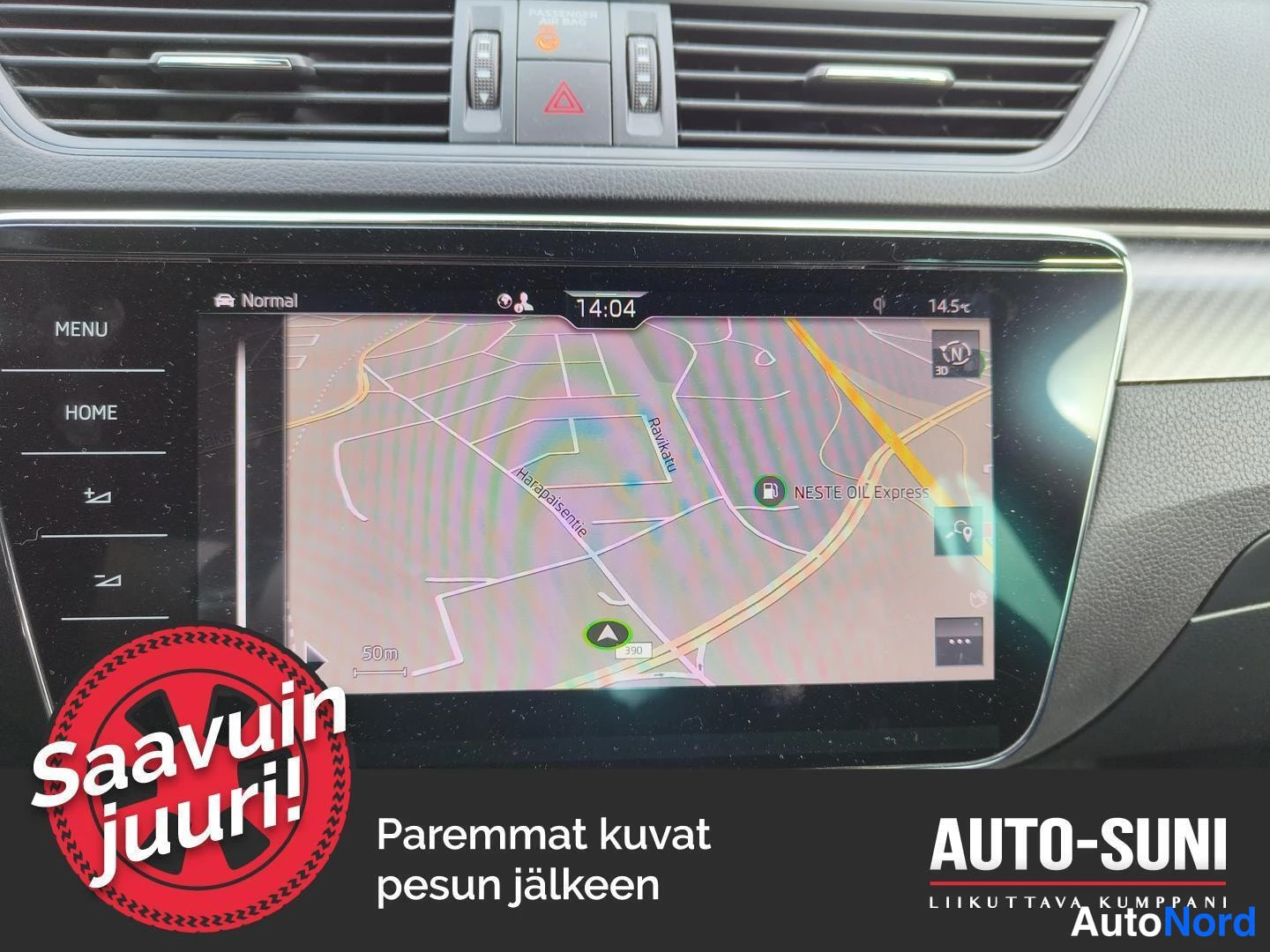Muu: Auton kosketusnäytöllä navigointikartta, paikannettu paikka NESTE OIL Express -kohdan lähellä, kello 14:04.