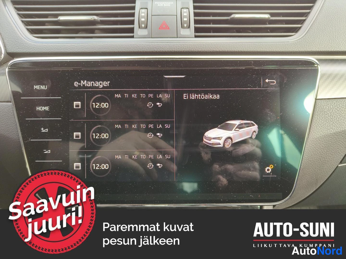 Muu: Kojelaudan keskeltä näkyy infotainment-näyttö, jossa on auki e-Manager-ruutu lähtöaikojen asetuksineen