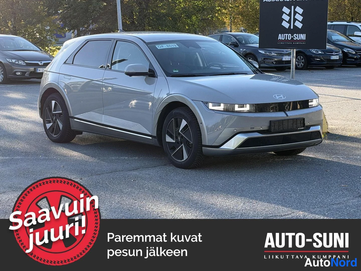 Etuviisto, nokka oikealle: Hyundai IONIQ 5 -sähköauto etuviistöstä oikealta kuvattuna, hopea­harmaa kori ja LED-ajovalot päällä.