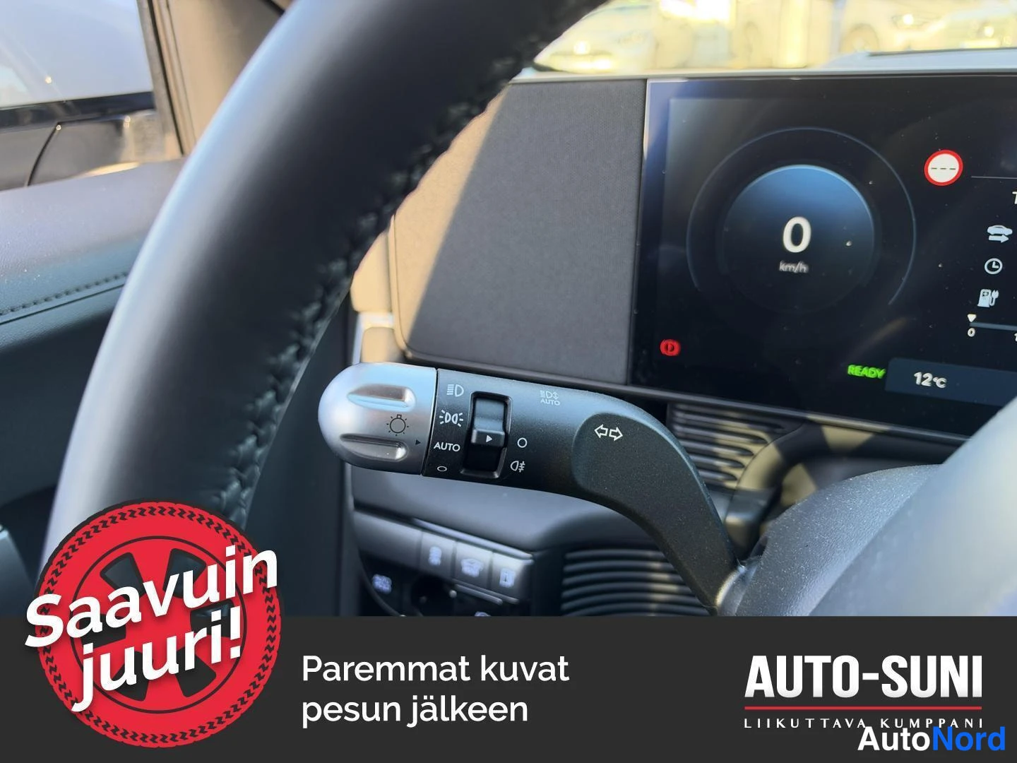 Muu: Hyundai IONIQ 5:n valokytkin ja suuntavilkainvaihdin AUTO-asennossa, taustalla kuljettajan näyttö tekstillä READY ja 12°C.