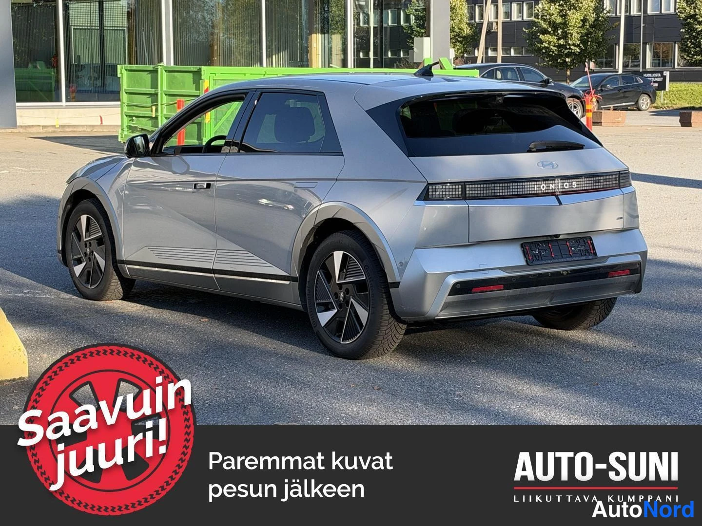 Takaviisto: Hyundai IONIQ 5 takaosa viistosti vasemmalta, valaistu takavalo­palkki ja IONIQ 5 -teksti takaluukussa.