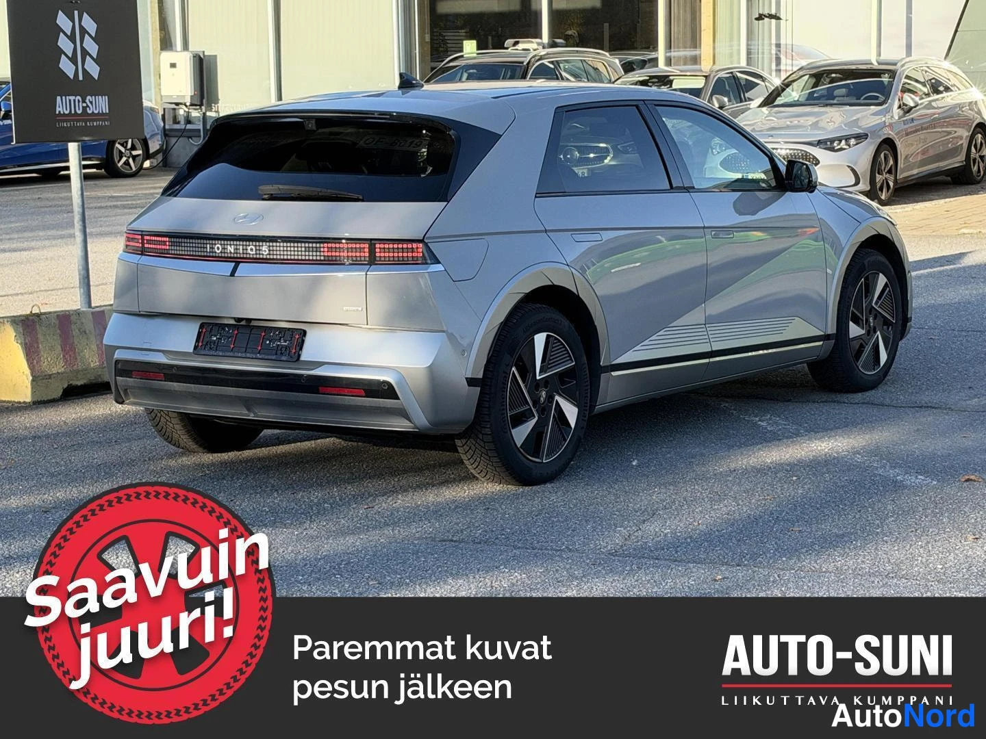 Takaviisto: Hyundai IONIQ 5 takaviistosta oikealta kuvattuna, tumma takavalo­palkki ja hopea kori.