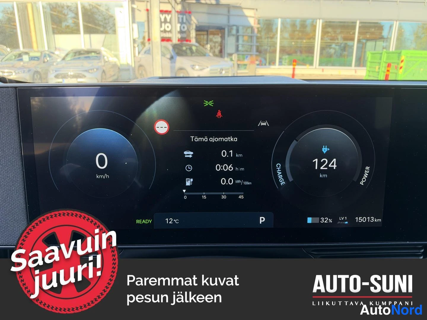 Muu: Hyundai IONIQ 5:n kuljettajan näyttö: nopeus 0 km/h, urheilumittari, akun varaus 32 % ja kokonaislukema 15013 km; mittaristossa teksti 'Tämä ajomatka' ja READY-