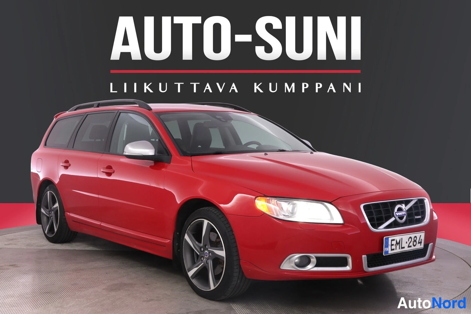 Punainen Volvo V70 2013, etuviisto, keula oikealle, kuva 2