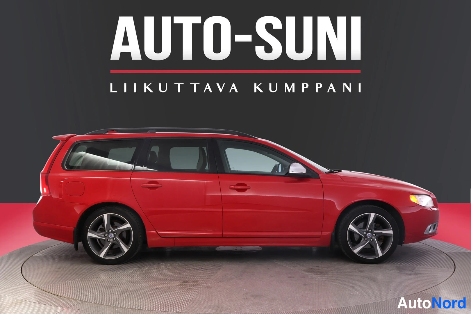 Punainen Volvo V70 2013, sivulta, kuva 4