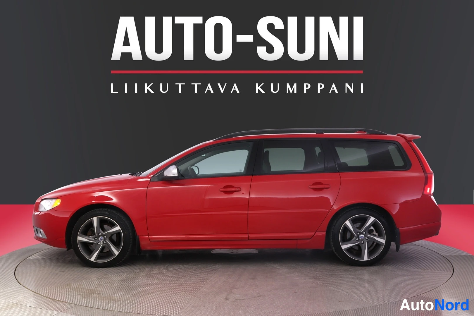 Punainen Volvo V70 2013, sivulta, kuva 3