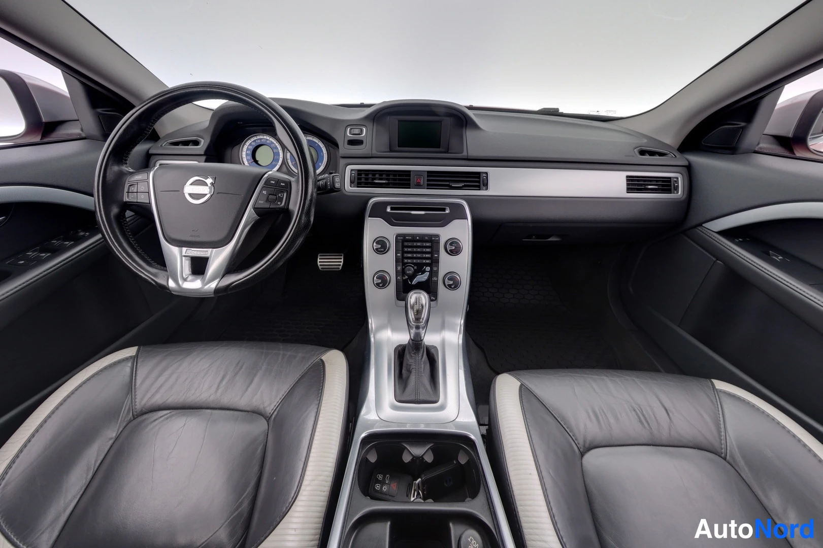Punainen Volvo V70 2013, ohjaamo, kuva 7