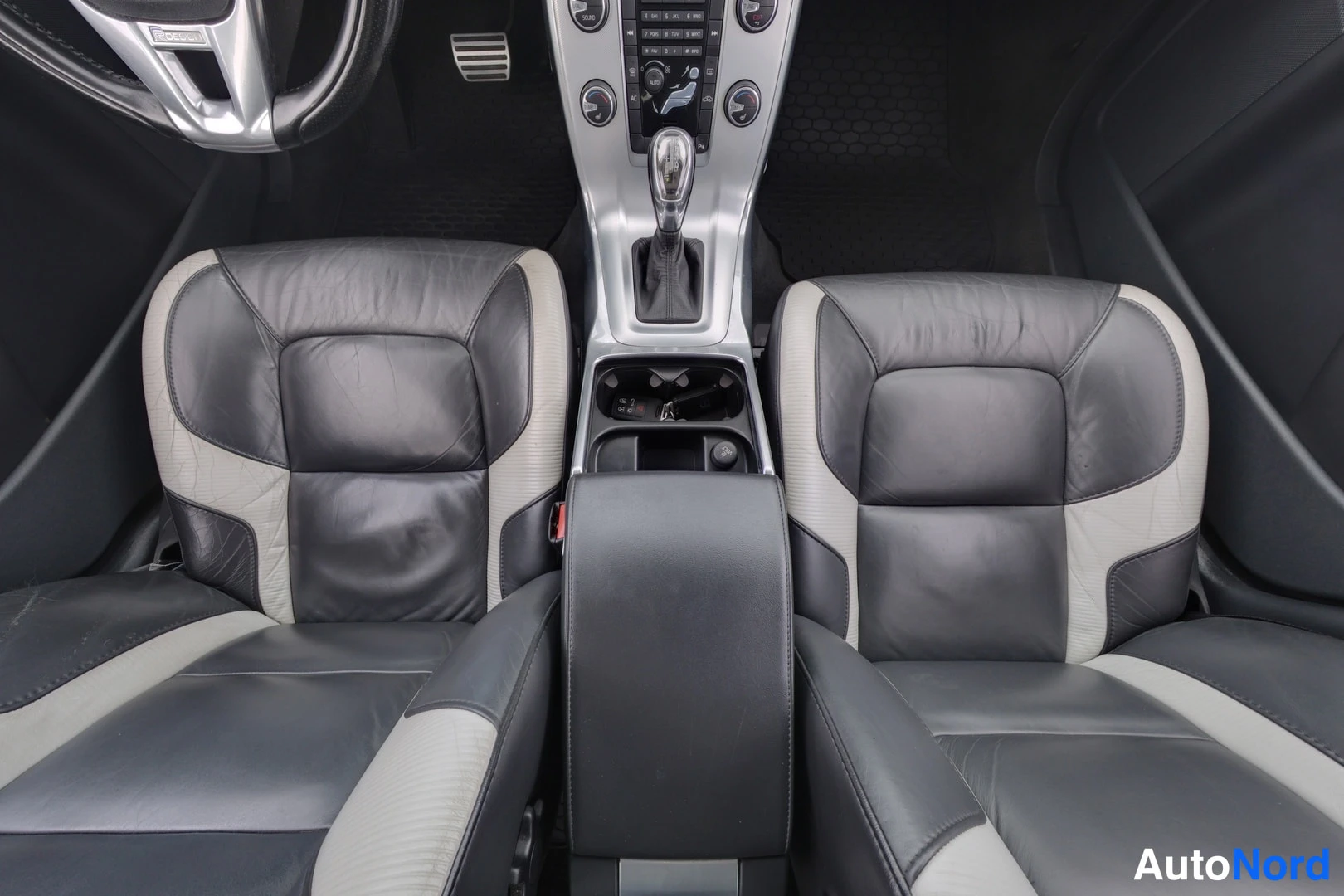 Punainen Volvo V70 2013, etuistuimet, kuva 9