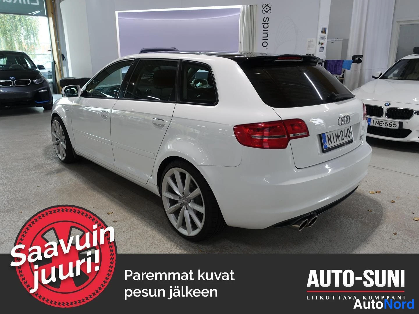 Takaviisto: Valkoisen Audi A3 Sportback -mallin takakulma vasemmalta, takavalot ja rekisterikilpi näkyvissä.