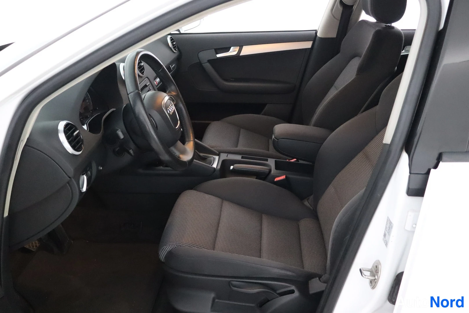 Valkoinen Audi A3 2011, kuva 17