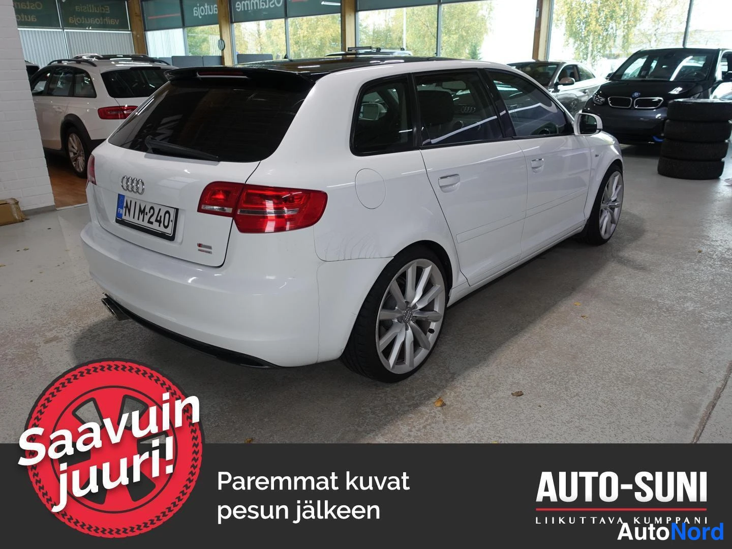 Takaviisto: Valkoisen Audi A3 Sportback -mallin takakulma vasemmalta, takaruutu ja takavalot näkyvissä.