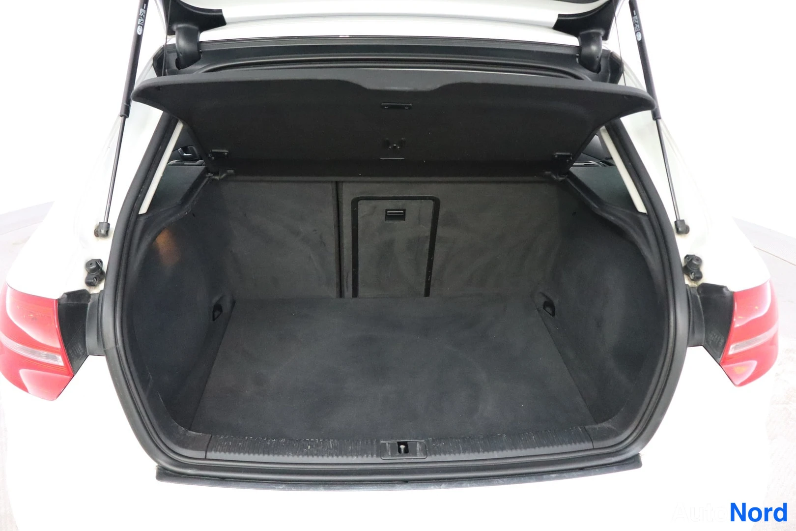 Valkoinen Audi A3 2011, takaa, kuva 11
