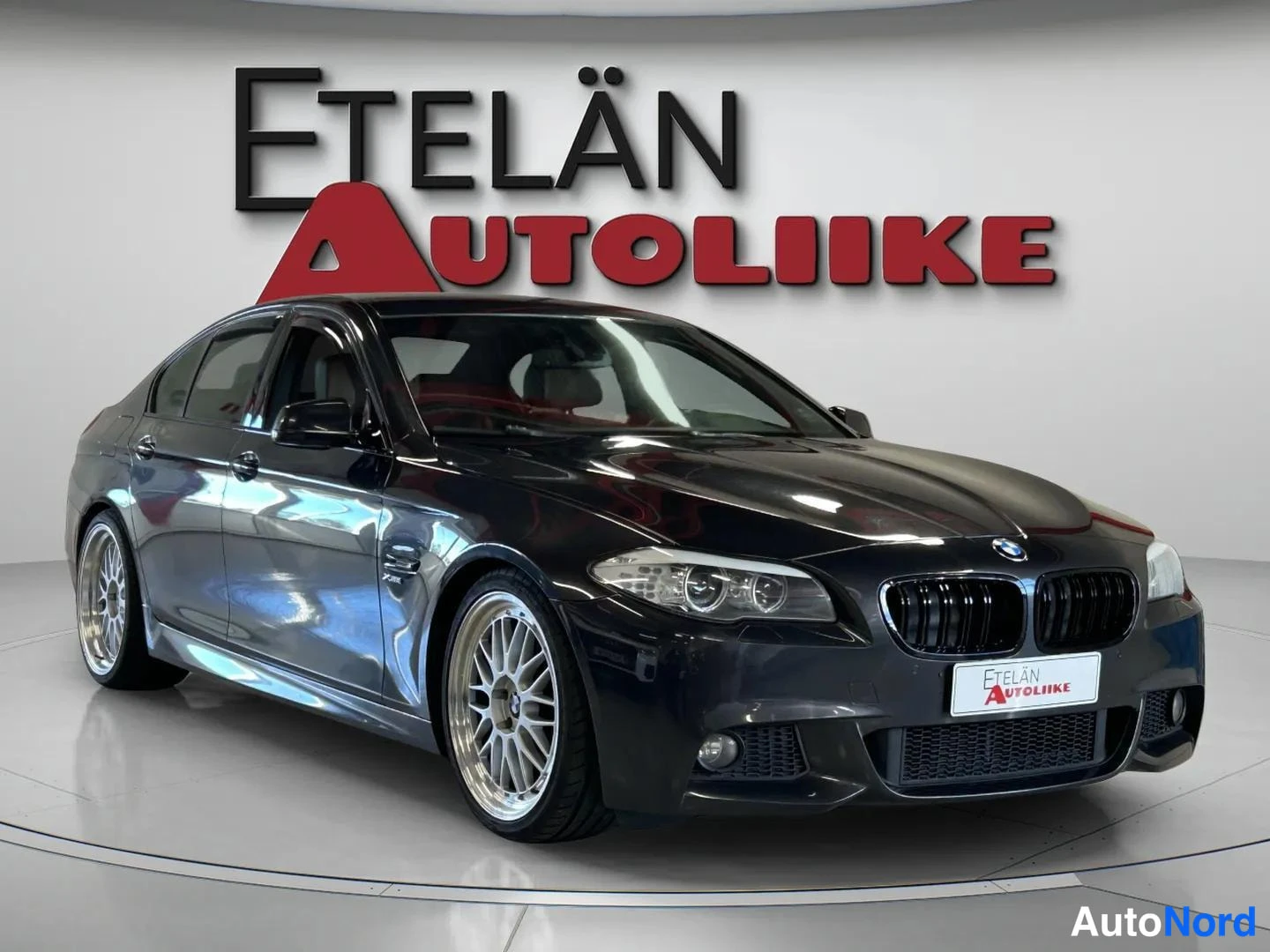 Harmaa BMW 530d xDrive 2012, etuviisto, keula oikealle, kuva 2