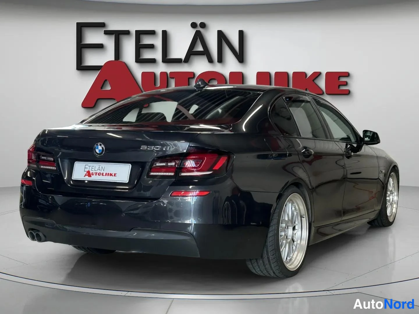 Harmaa BMW 530d xDrive 2012, takaviisto, kuva 7