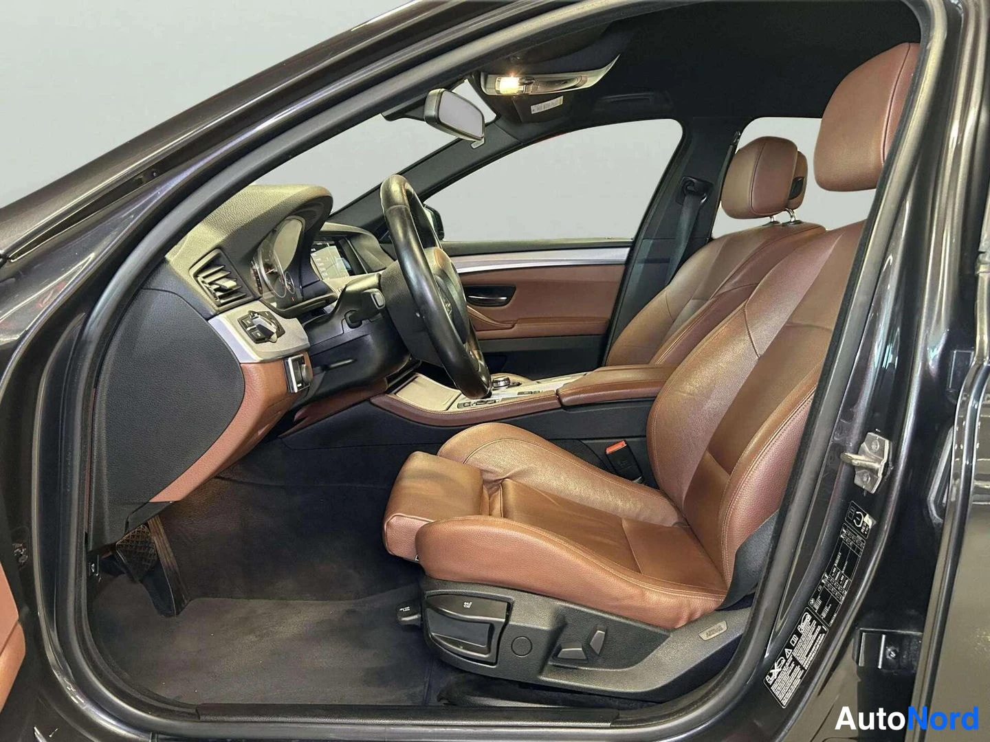 Harmaa BMW 530d xDrive 2012, etuistuimet, kuva 14