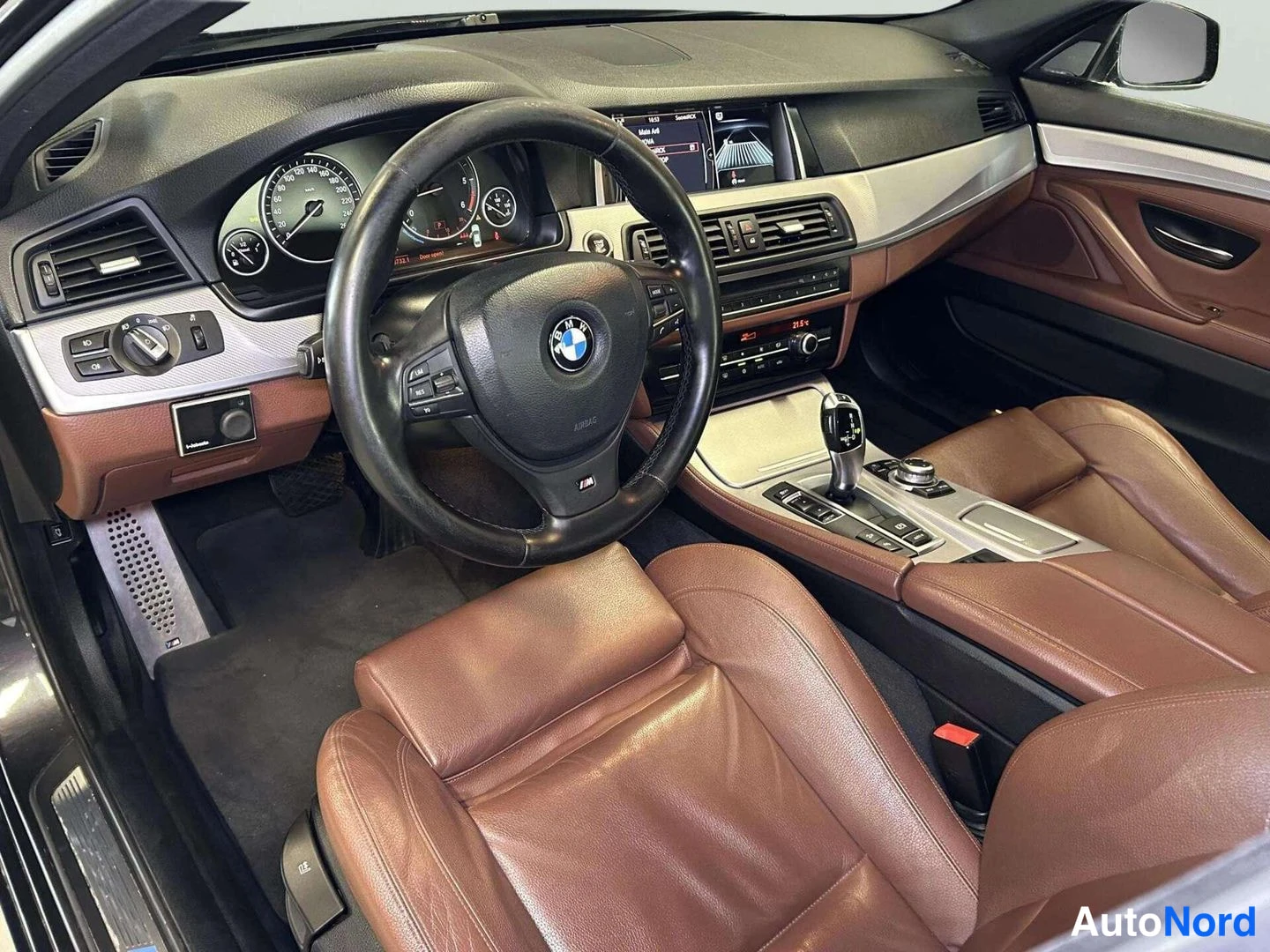 Harmaa BMW 530d xDrive 2012, etuistuimet, kuva 15