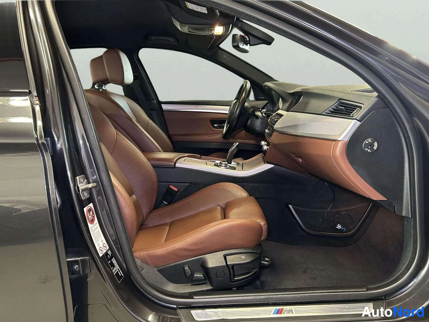 Harmaa BMW 530d xDrive 2012, etuistuimet, kuva 18