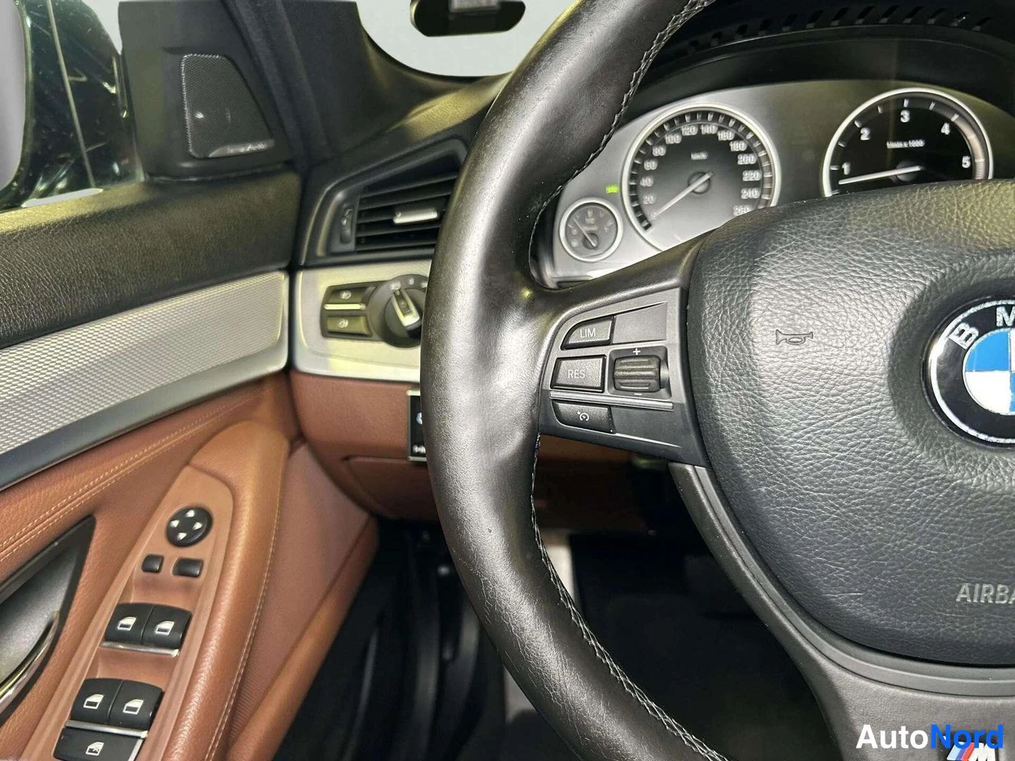 Harmaa BMW 530d xDrive 2012, ohjaamo, kuva 10