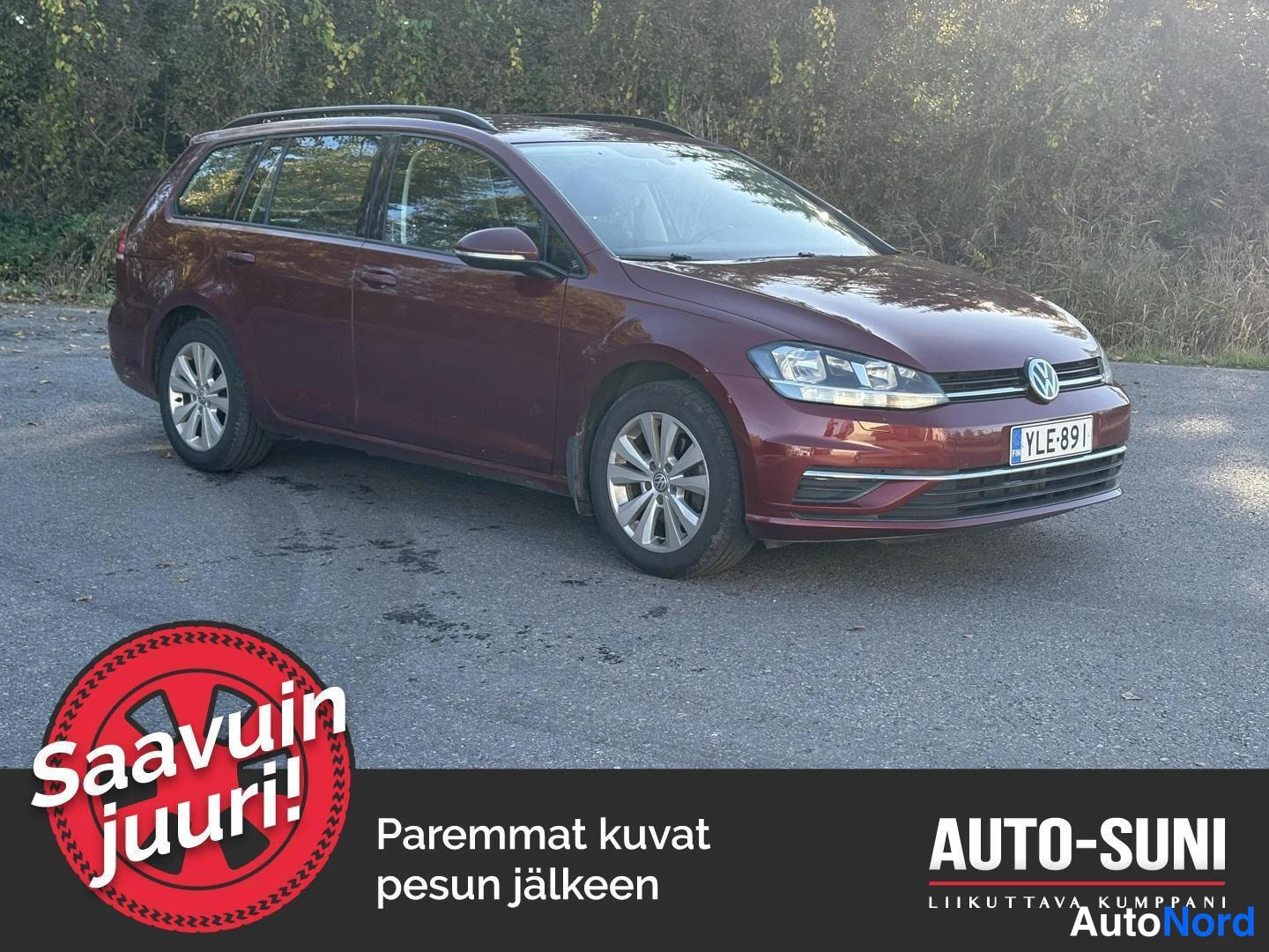 Etuviisto, nokka oikealle: Punainen Volkswagen Golf -farmari kolmannelvistosta oikealta, etupuoli ja oikea kylki näkyvissä.