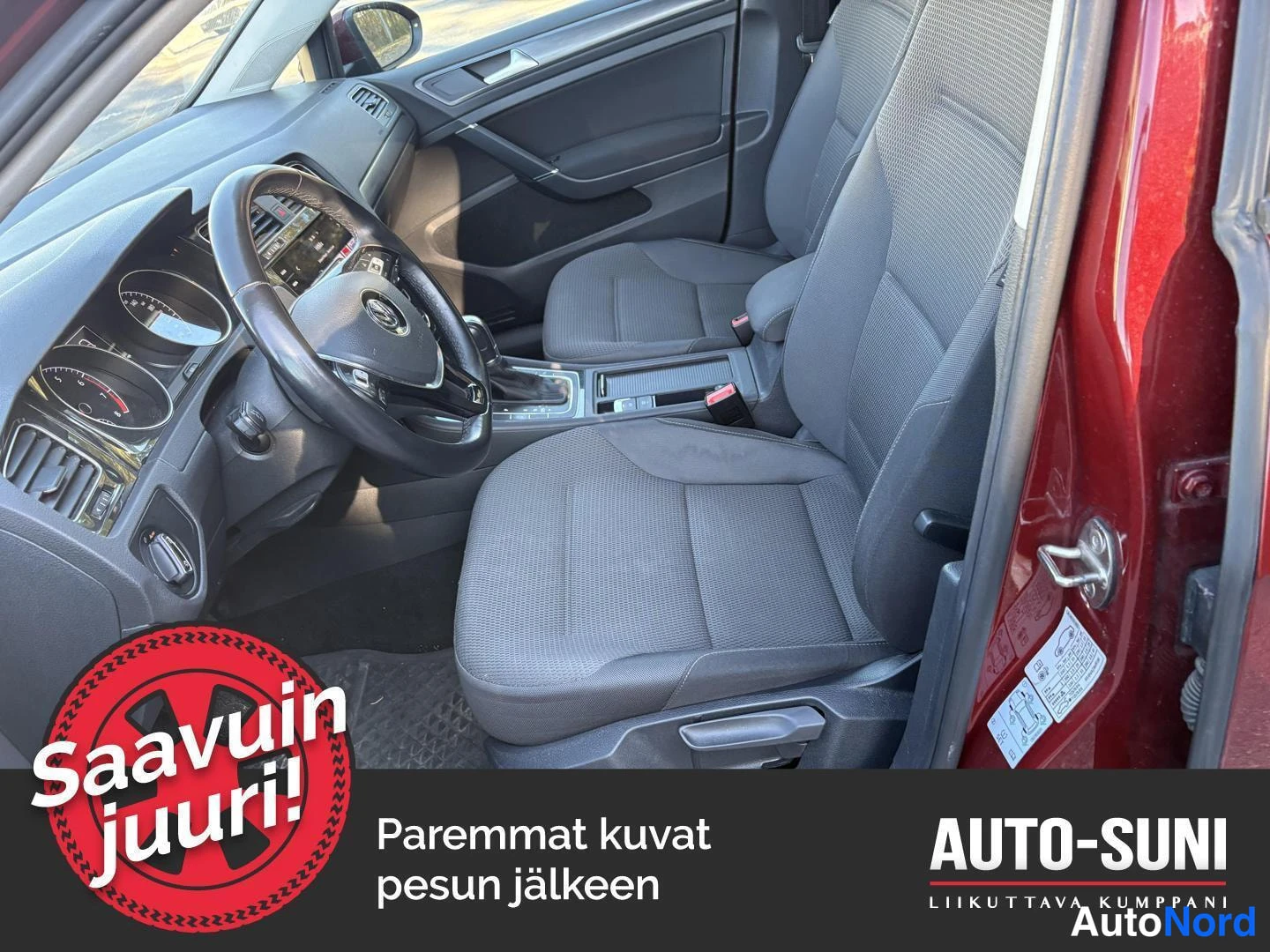 Yksityiskohta: Etumatkustustila kuljettajan puolelta: tummat kankaatuolit, Volkswagen-ohjauspyörä ja automaattivaihteiston valitsin.