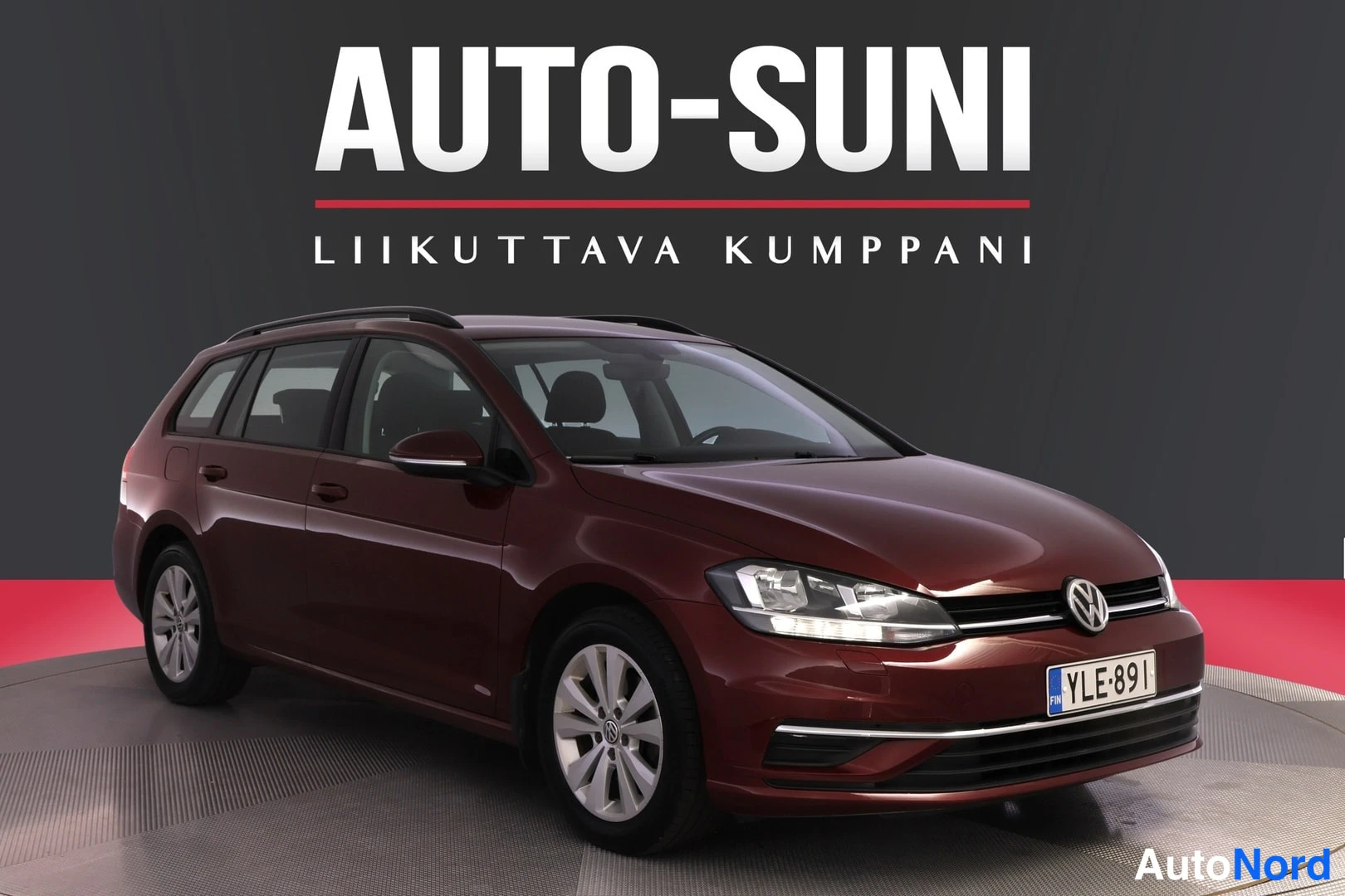 Punainen Volkswagen Golf 2019, etuviisto, keula oikealle, kuva 4