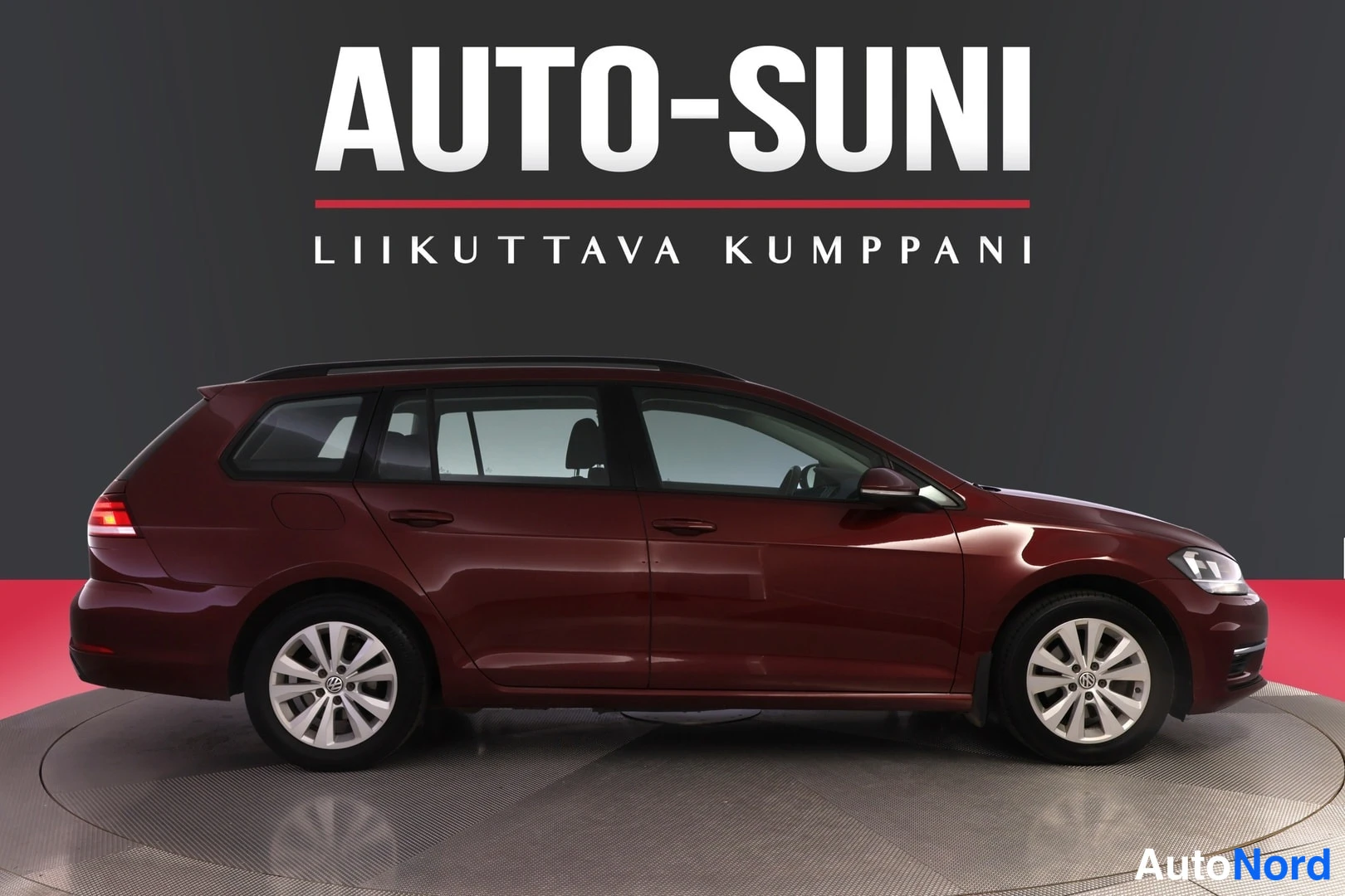 Punainen Volkswagen Golf 2019, sivulta, kuva 5