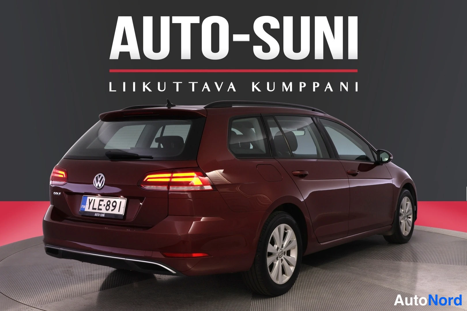 Punainen Volkswagen Golf 2019, takaviisto, kuva 6