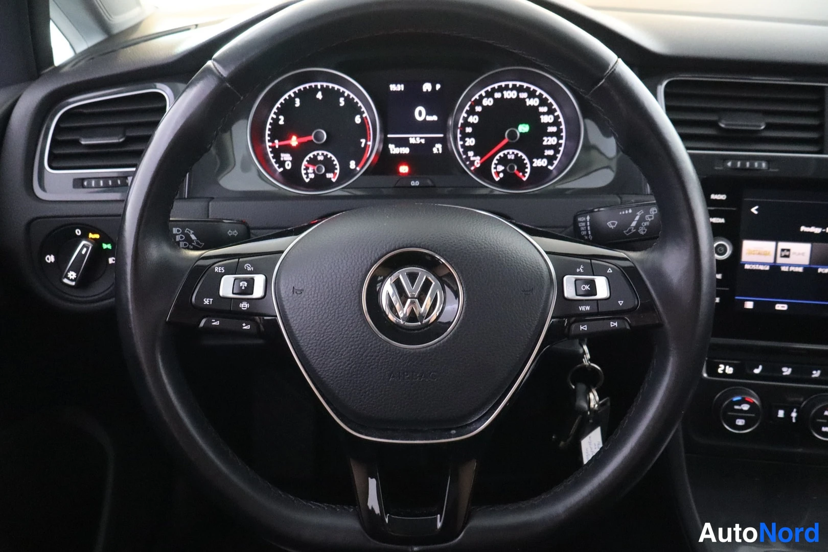 Punainen Volkswagen Golf 2019, kuva 16