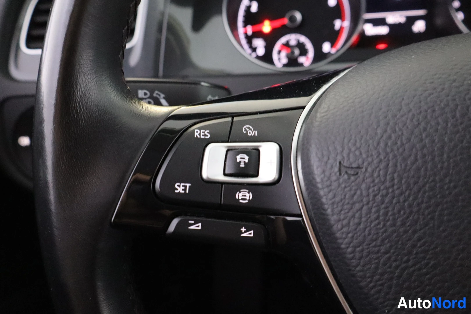 Punainen Volkswagen Golf 2019, kuva 17