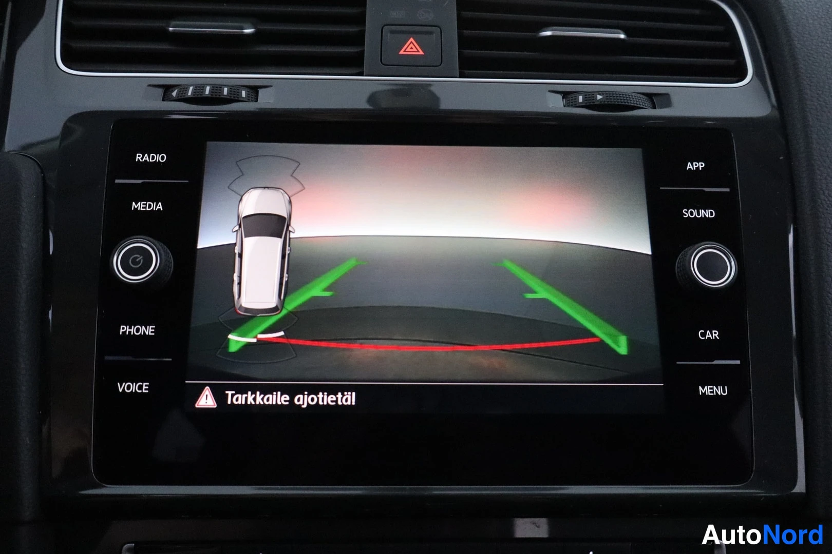 Punainen Volkswagen Golf 2019, yksityiskohta, kuva 10